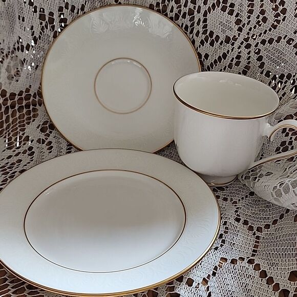 Lenox Bone china 'Hannah' Gold Band Debut Collection - Picture 1 of 10